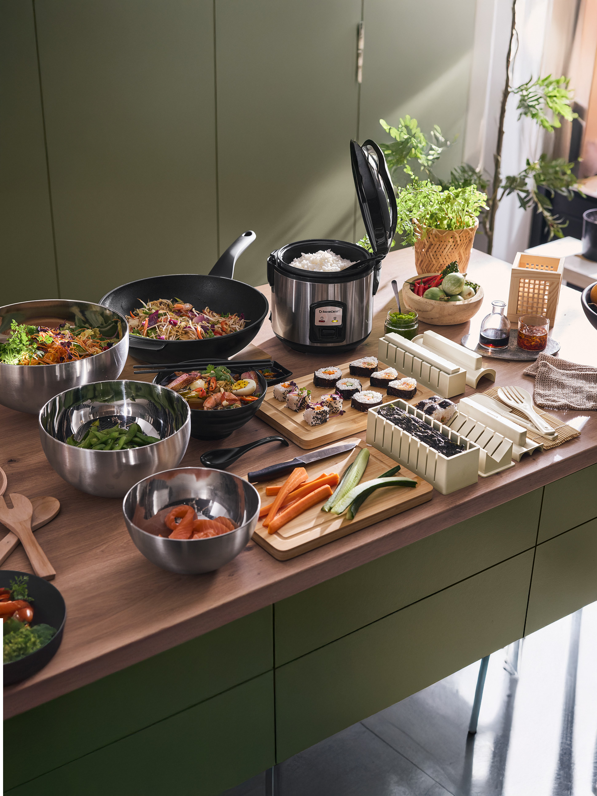 Plats asiatiques, dont sushis, riz, nouilles et légumes, préparés avec des appareils Silvercrest.