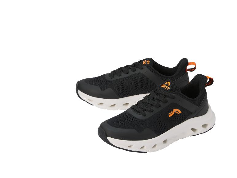 Une paire de chaussures de sport noires avec des détails orange et une semelle blanche