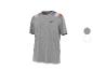 T-shirt de sport gris à manches courtes avec des détails de rayures bleues, blanches et rouges sur les épaules.