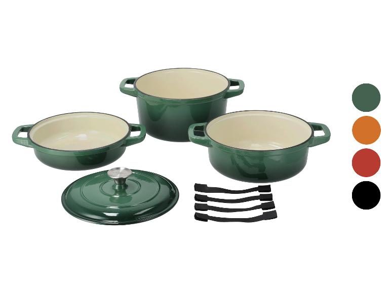 Ensemble de casseroles en fonte vert foncé.