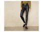 Leggings noires en simili cuir et mocassins noirs.
