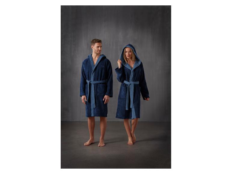 Homme et femme posant en peignoirs à capuche.