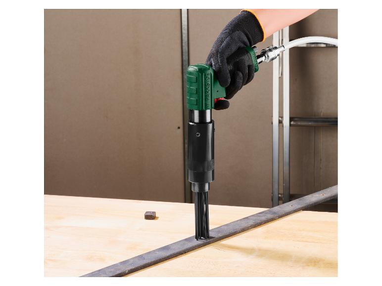 Dérouilleur à aiguilles pneumatique PARKSIDE nettoyant une surface métallique