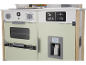 Cuisine de jeu en bois avec four, lave-vaisselle et réfrigérateur avec affichage numérique.
