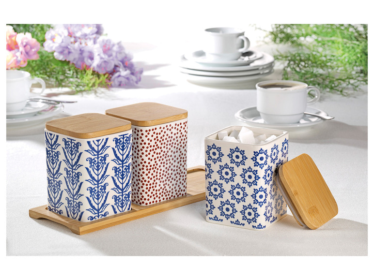 Trois pots en céramique avec couvercles en bambou, deux avec un motif bleu et un avec des pois rouges.