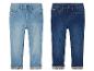 Deux paires de jeans pour filles, une en bleu clair et une en bleu foncé.