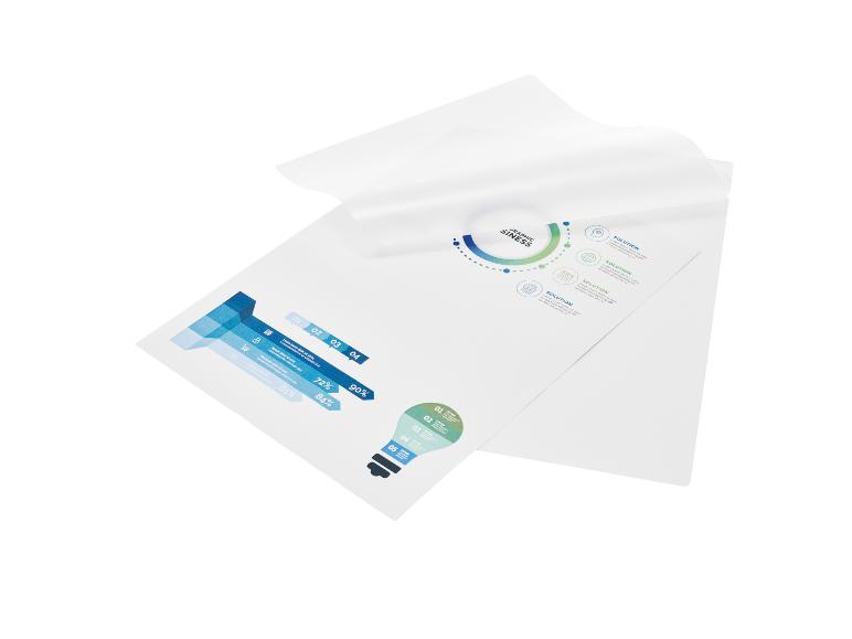 Deux feuilles de papier blanches avec des graphiques bleus et un infographique bleu clair.