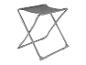 Tabouret pliable en métal gris avec assise en tissu.