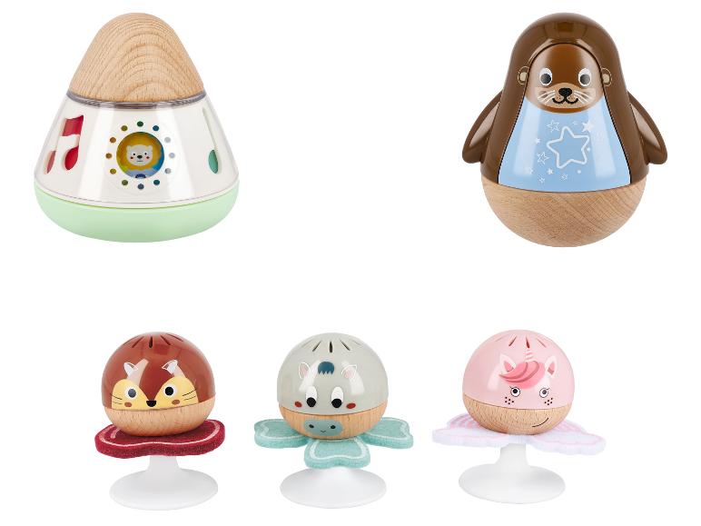 Un ensemble de cinq hochets pour bébés, dont un phoque, un renard, une licorne, un cheval et un sur le thème de la musique.