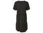 Une robe midi noire à manches courtes et volants.