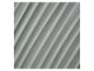 Tissu lisse, gris clair avec des plis diagonaux.