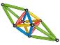 Des bâtonnets magnétiques de différentes couleurs forment une figure tridimensionnelle.