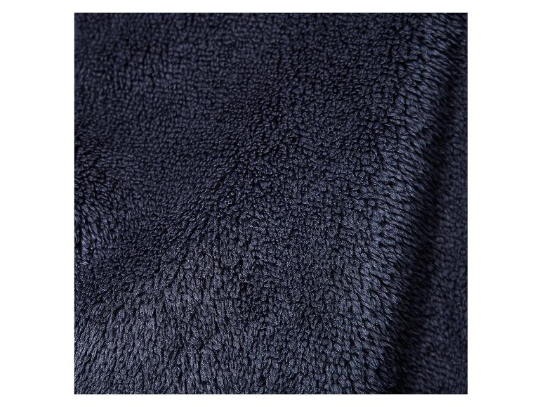 Gros plan de tissu polaire doux bleu foncé