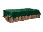 Une bâche verte sur une pile de bois