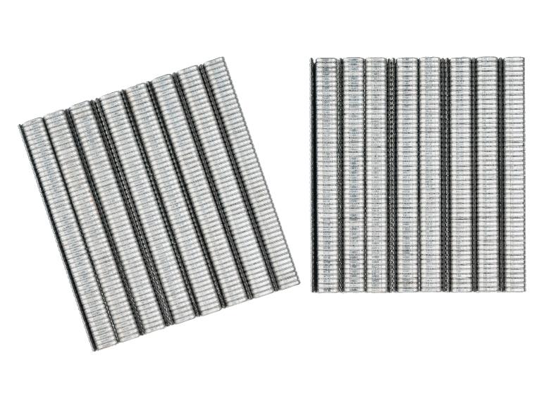 Deux bandes de clous pour une agrafeuse.