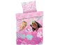 Parure de lit rose thème spa, avec deux poupées et un chien portant des masques faciaux.