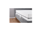 Matelas en mousse hybride 7 zones LIVARNO Comfort Plus sur un cadre de lit gris