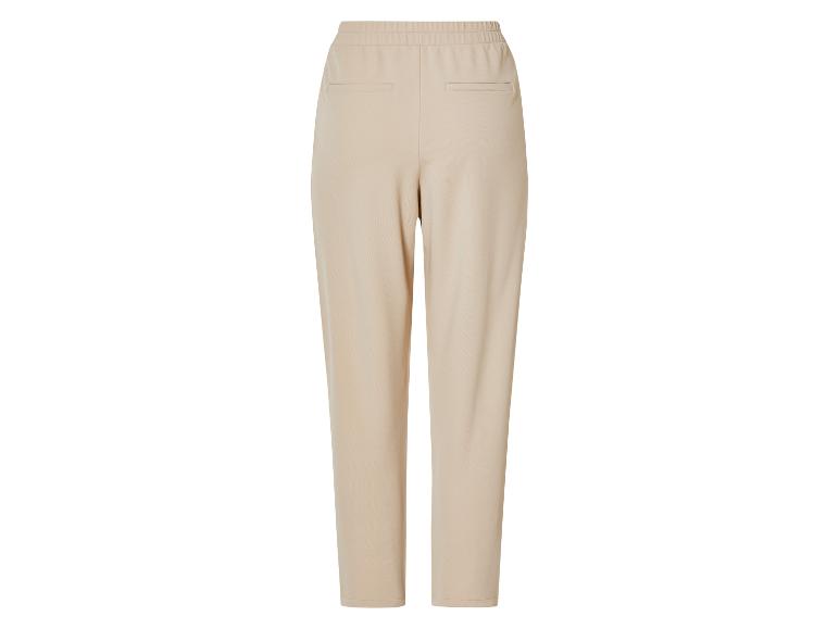 Pantalon beige à taille élastique.