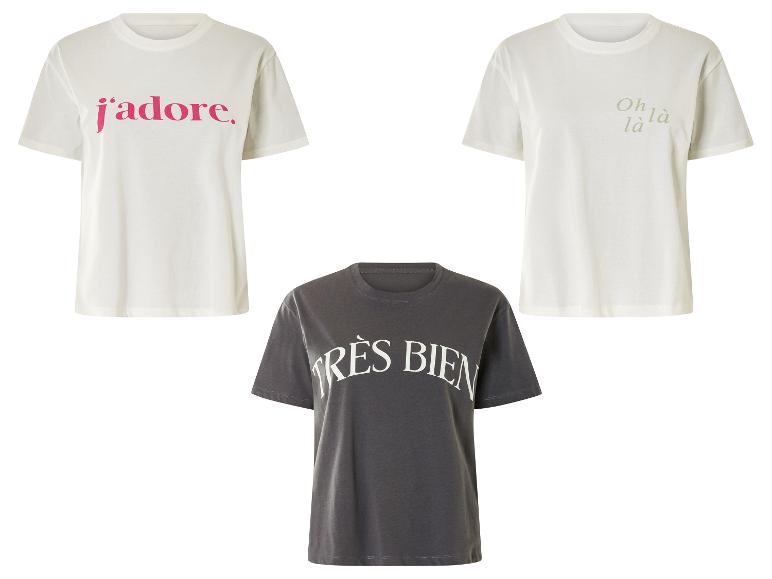 Trois t-shirts blancs avec des slogans français : 'j'adore', 'Oh là là' et 'Très Bien'.