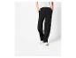 Modèle portant un pantalon noir et des baskets blanches