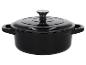 Cocotte en fonte noire avec couvercle.