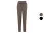 Pantalon marron foncé à carreaux.