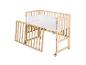 Lit bébé en bois avec côté détachable et literie blanche à étoiles