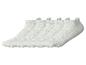 Cinq paires de chaussettes de sport blanches invisibles, alignées.