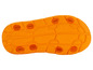La semelle orange d'une chaussure avec des crampons.