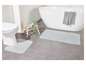 Deux tapis de bain dans une salle de bain avec une baignoire et des toilettes.