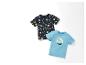 Deux t-shirts pour enfant : un à motifs surf et soleil, un bleu clair avec un imprimé palmier.