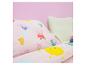Parure de lit rose avec personnages de cochons de dessin animé, soleil et nuages, à côté d'une chaise crème.