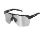 Lunettes de sport noires avec verres fumés.