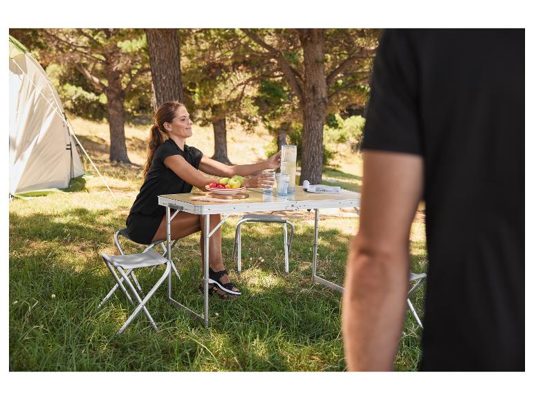 Table et chaises pliantes en extérieur, une femme déjeunant.
