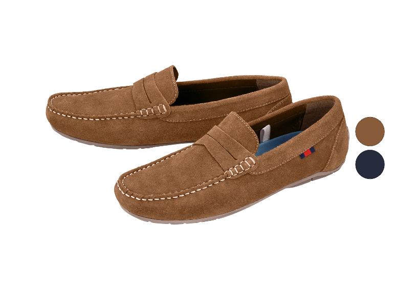 Mocassins homme en daim marron avec surpiqûres blanches et accents bleus et rouges.