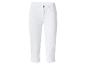 Pantalon capri blanc pour femme avec poches et bouton.
