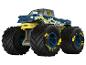 Un monster truck bleu avec des détails jaunes et de gros pneus.