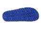 Semelles de tongs bleues avec motif en zigzag.