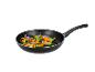 Une poêle noire contenant des légumes sautés.