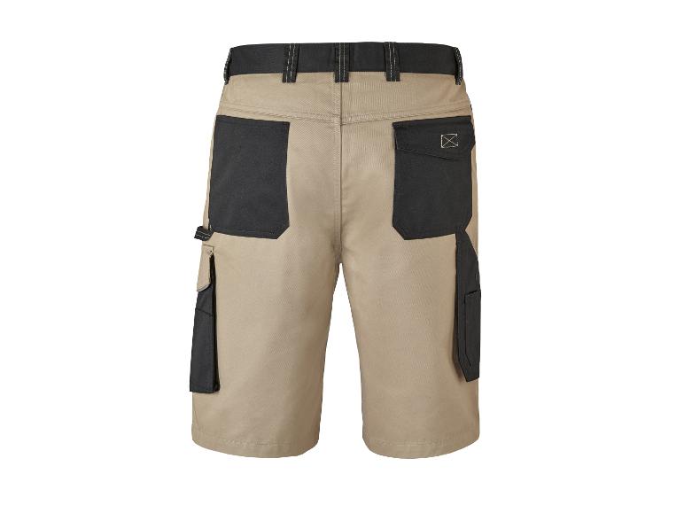 Shorts de travail beige et noirs avec poches cargo.