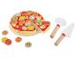 Jouet en bois en forme de pizza avec des garnitures et des outils de découpe en plastique.