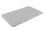 Un tapis de bain gris avec une texture douce.
