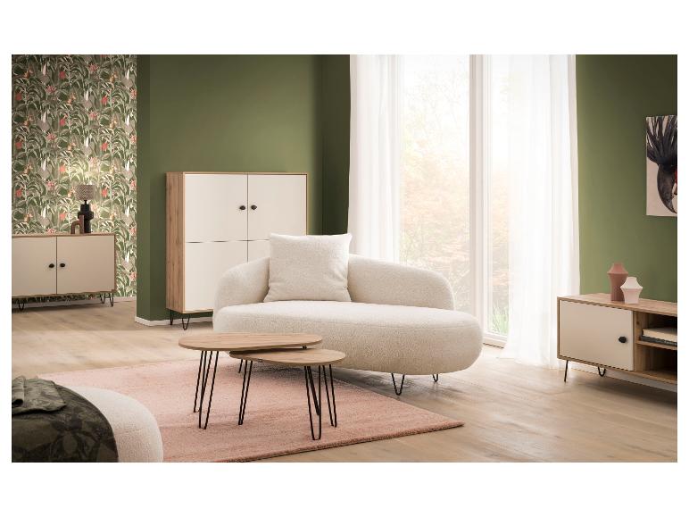 Salon avec canapé crème, table basse en bois et armoires de rangement.