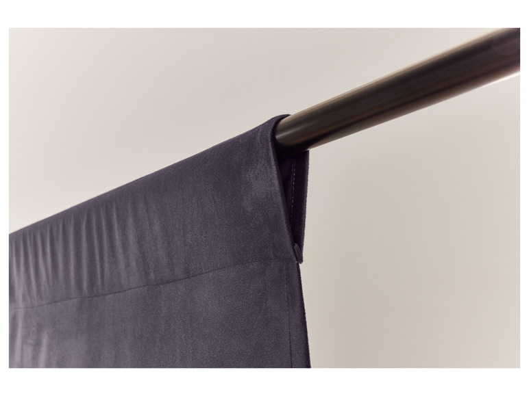 Un tissu de rideau gris foncé fixé à une barre noire.