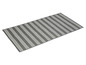 Un tapis gris à rayures blanches.