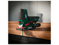 Une scie sauteuse sans fil Parkside X20V verte sur une table en bois.
