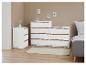 Deux commodes blanches avec des accents en bois dans une chambre à coucher.