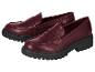 Mocassins bordeaux pour femmes avec une semelle épaisse et crantée.