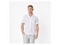 Chemise blanche à manches courtes et short gris pour homme portée par un mannequin.