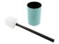 Balai de toilette et support, design moderne, couleur bleu pâle.